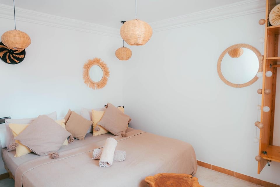 Bed, Photo of the whole room, Decorative detail, Bedroom