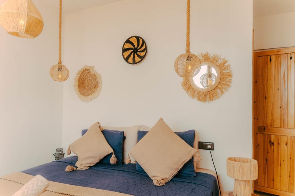 Bed, Living room, Photo of the whole room, Decorative detail, Bedroom