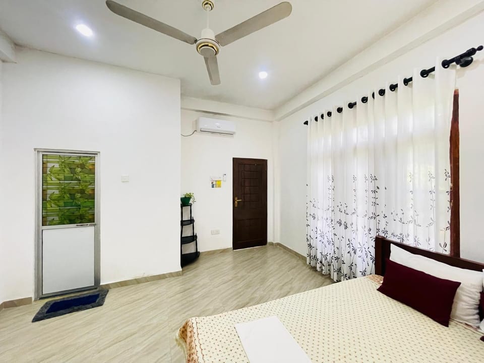 TV and multimedia, Photo of the whole room, air conditioner
