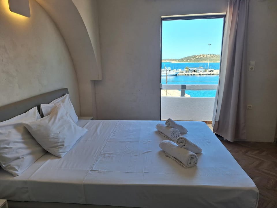 Bed, Natural landscape, View (from property/room), View (from property/room), Balcony/Terrace, Balcony/Terrace, Photo of the whole room, Decorative detail, Bedroom, Sea view, Sea view, towels