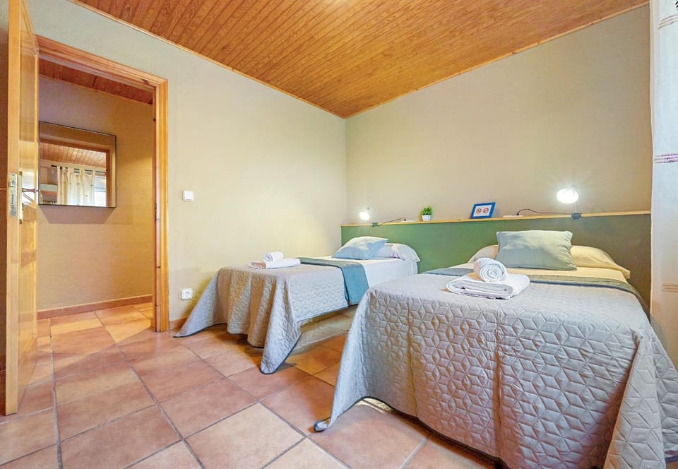 Bed, Photo of the whole room, Decorative detail, Bedroom, towels