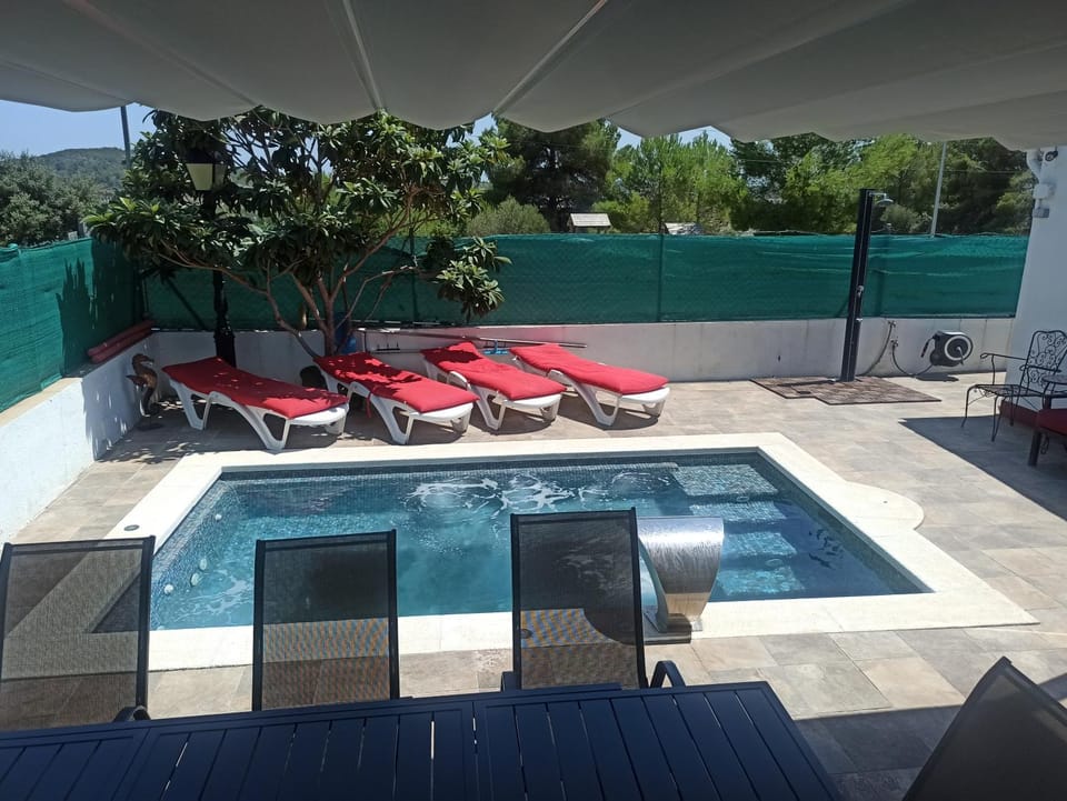 Shower, Patio, Day, Natural landscape, Solarium, Pool view, Swimming pool, sunbed