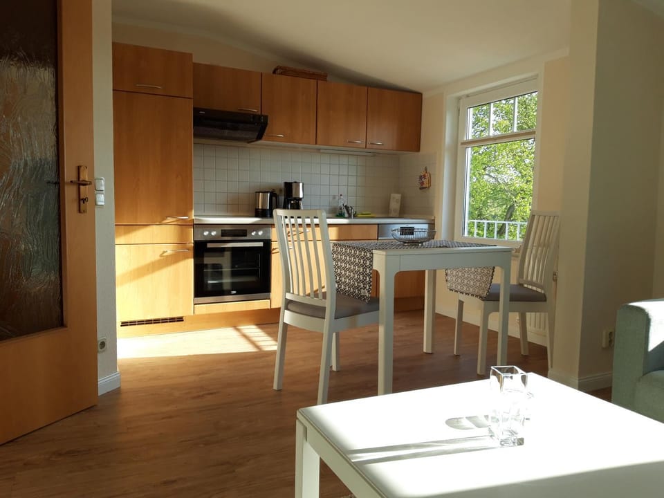 Kitchen or kitchenette, Dining area, dishwasher, pet friendly, stove