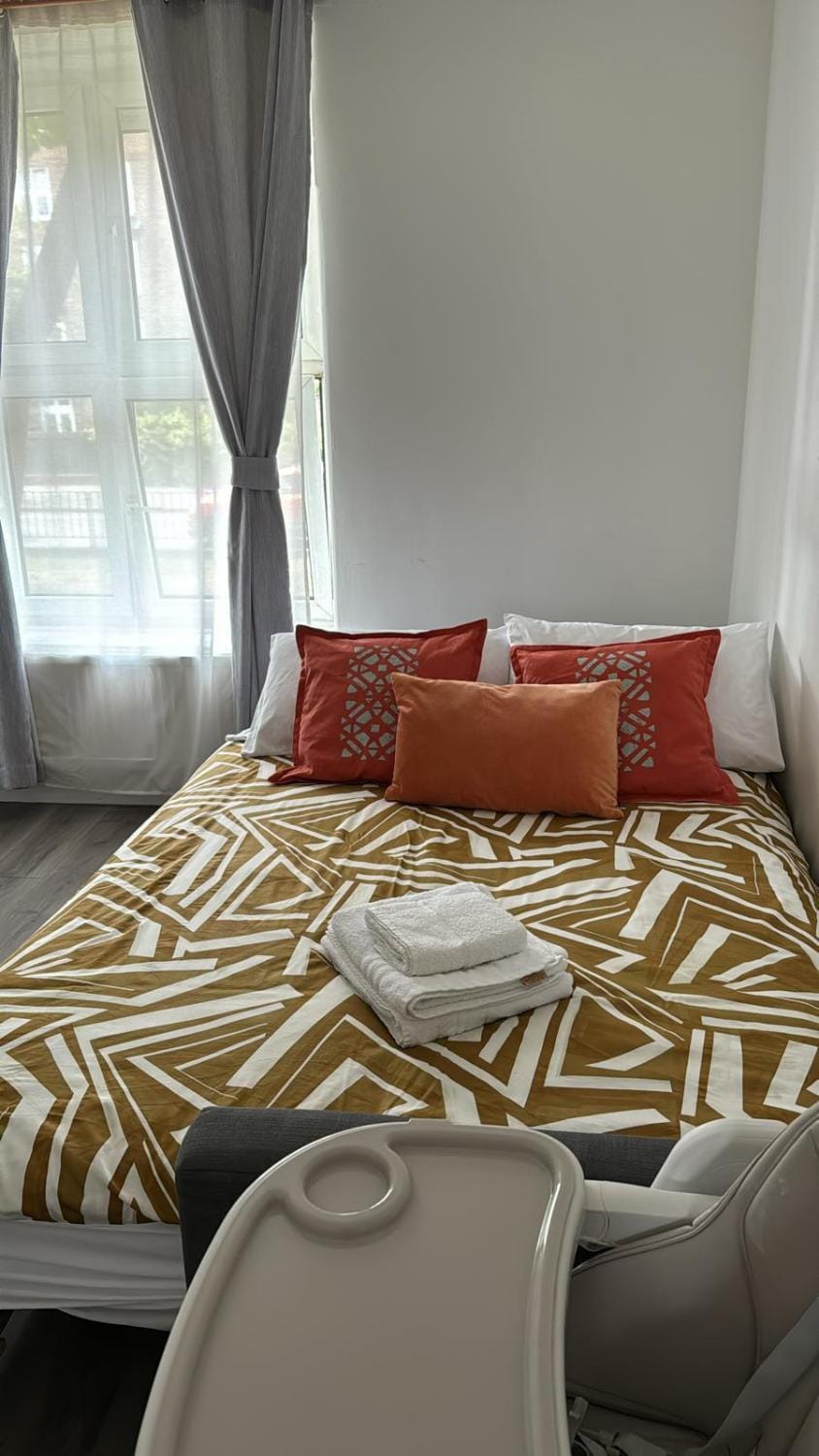 Bed, Living room, Seating area, towels
