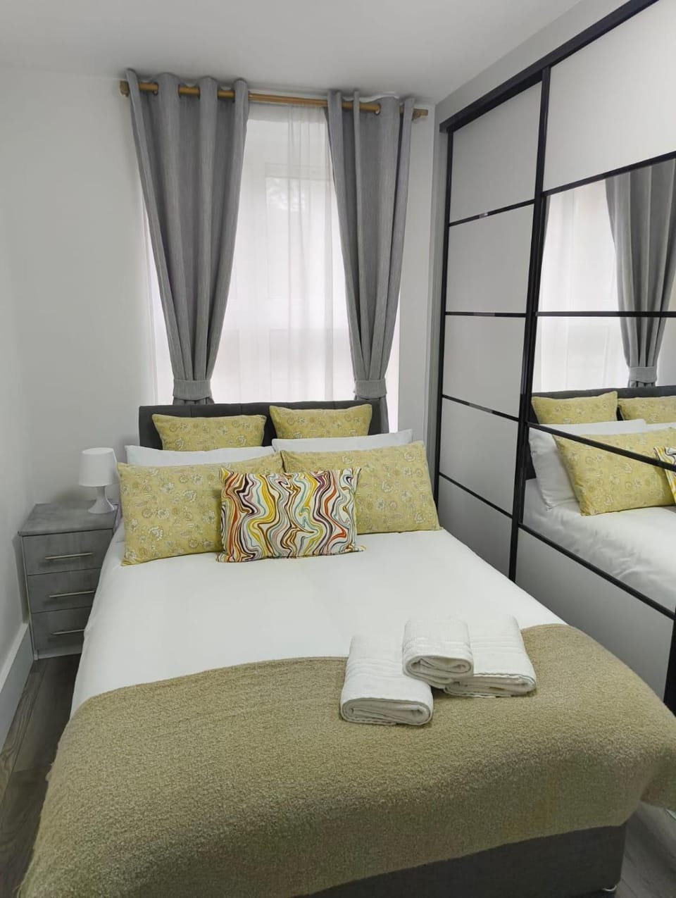 Bed, Bedroom, towels