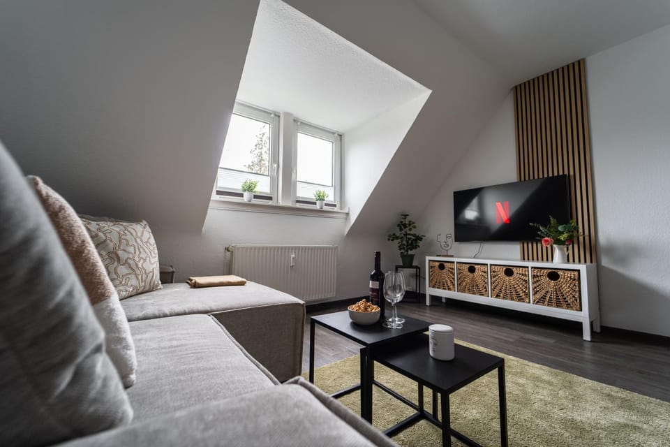 TV and multimedia, Living room, Photo of the whole room, Seating area, locker