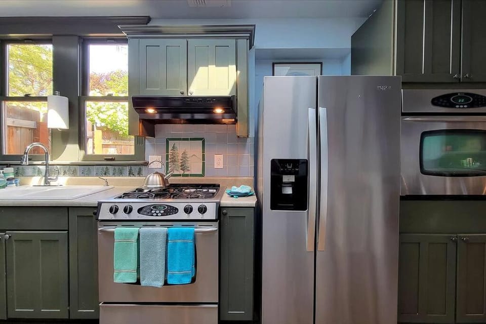 Bluemoon Vacation Rentals - Anne Hathaway House House in Ashland