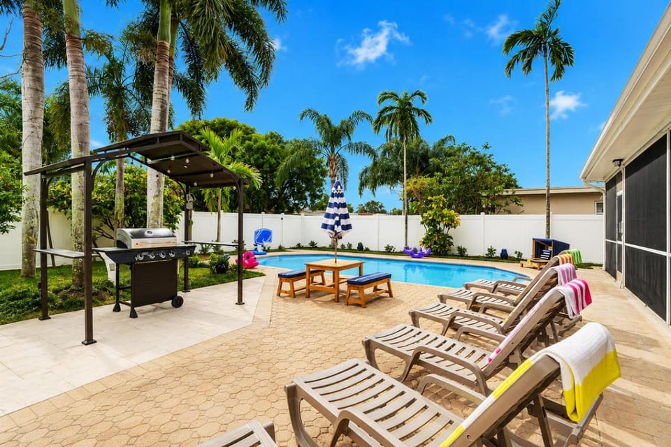 Property building, Patio, Pool view, Swimming pool, sunbed