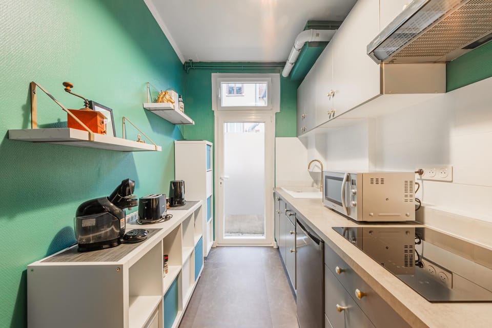Coffee/tea facilities, Kitchen or kitchenette, stove, toaster