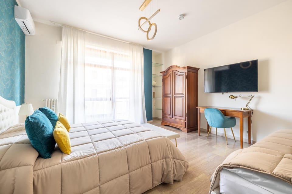 Bed, TV and multimedia, Photo of the whole room, Seating area, Evening entertainment, Bedroom, wardrobe