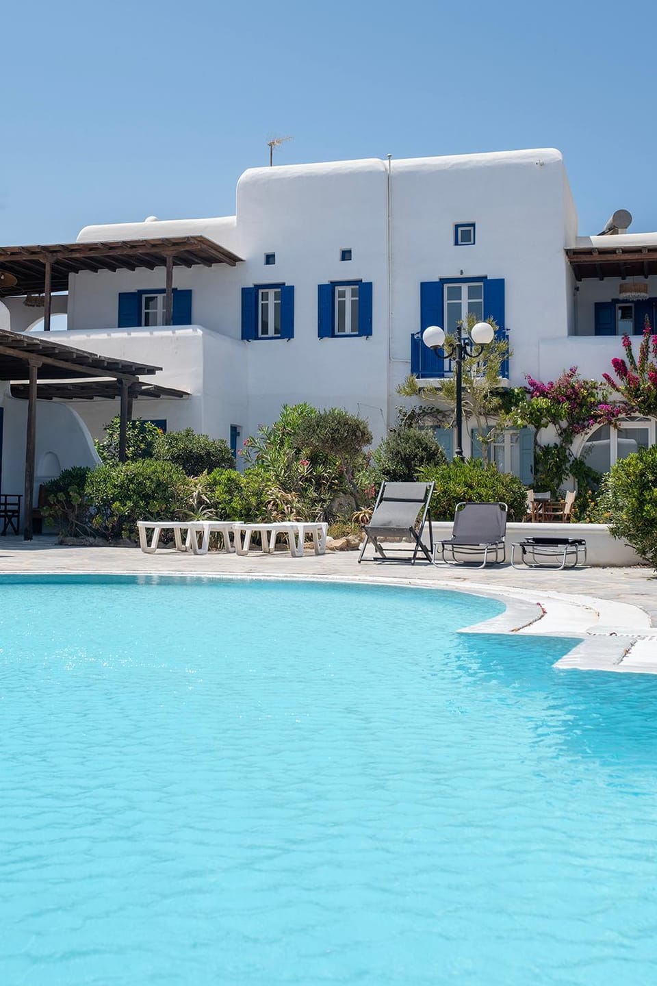 Property building, Day, Swimming pool, sunbed