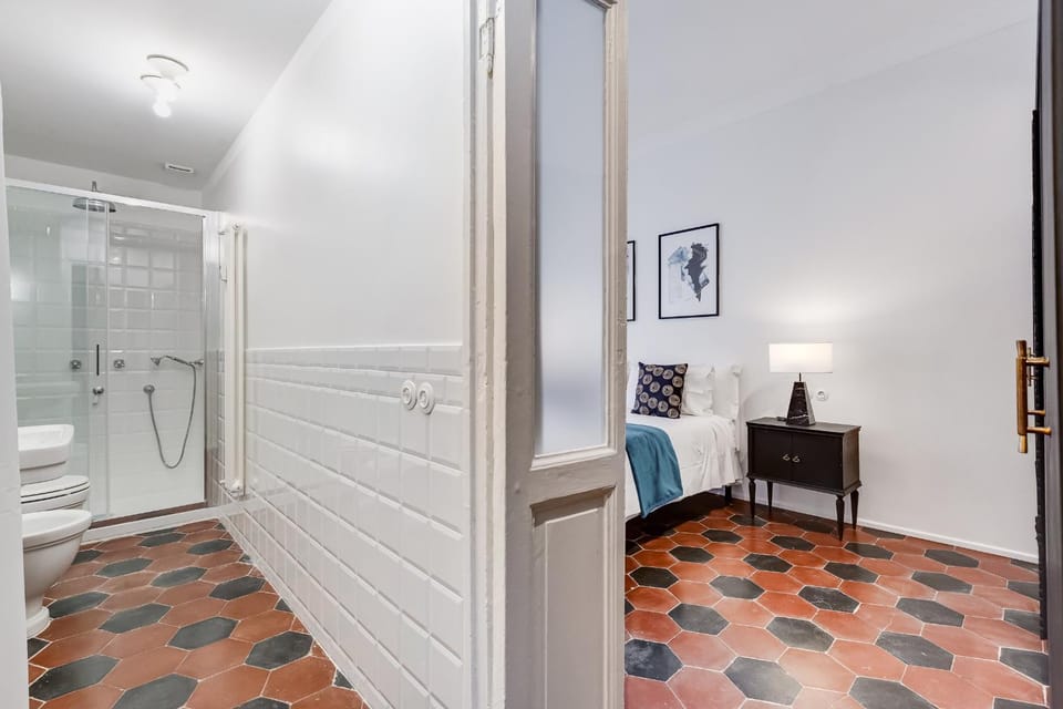 Shower, Bed, Bathroom, Photo of the whole room, Bedroom, towels