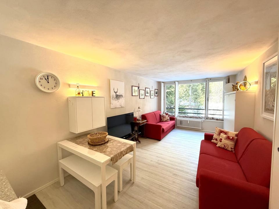 Natural landscape, Living room, Lunch