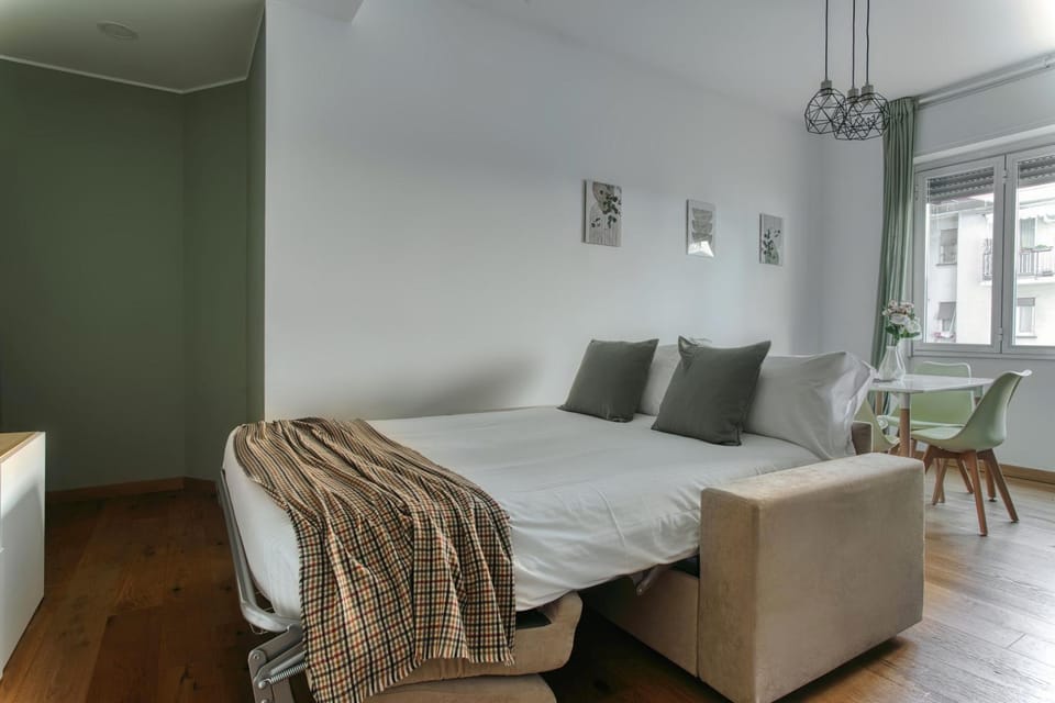 Bed, Living room, Photo of the whole room, Seating area