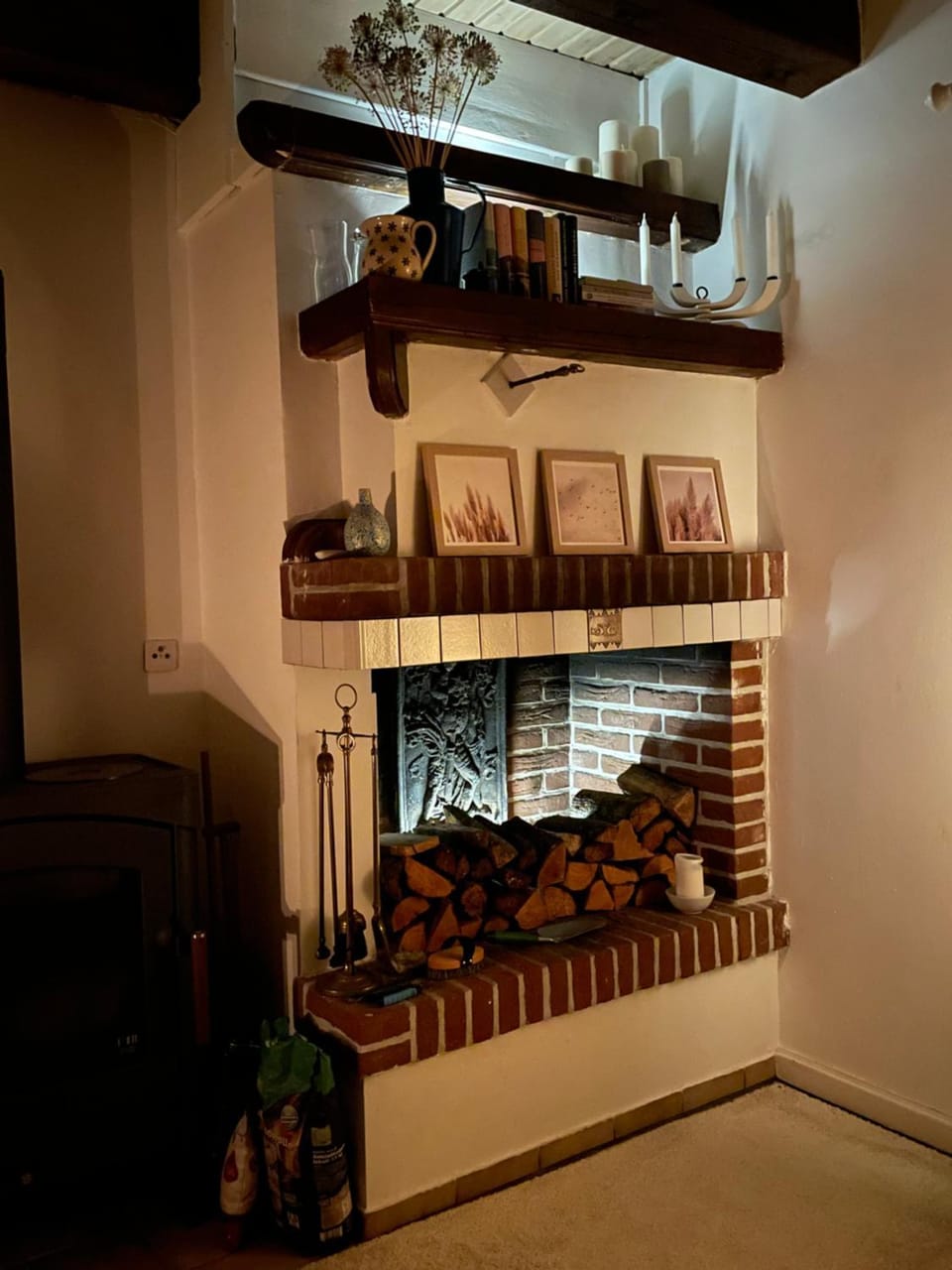 Living room, Photo of the whole room, Decorative detail, fireplace