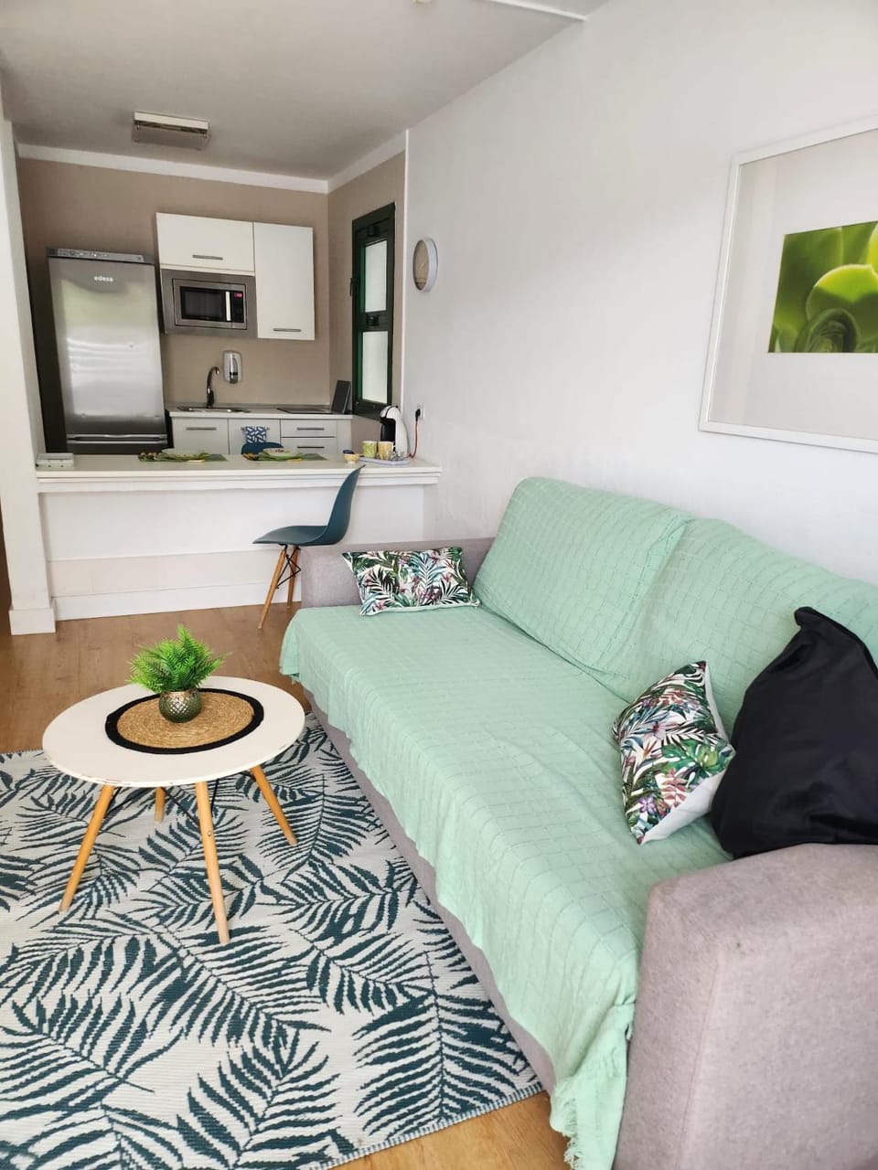 Kitchen or kitchenette, Living room, Seating area, Dining area, minibar