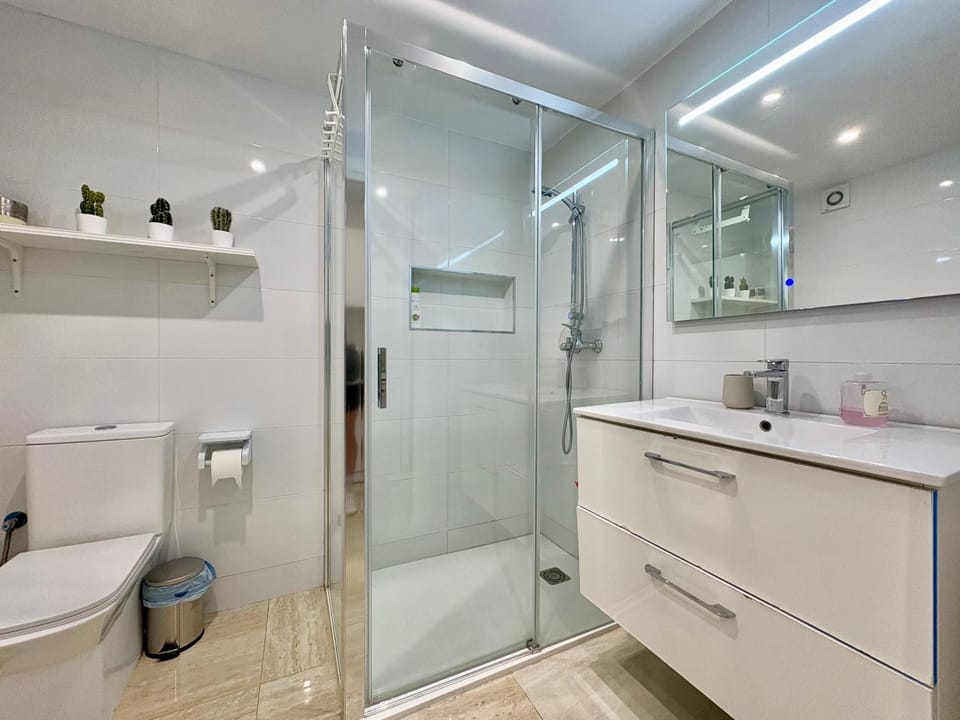 Shower, Toilet, Bathroom, Bath, towels
