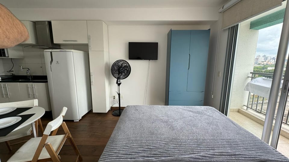 Bed, TV and multimedia, Dining area, Bedroom