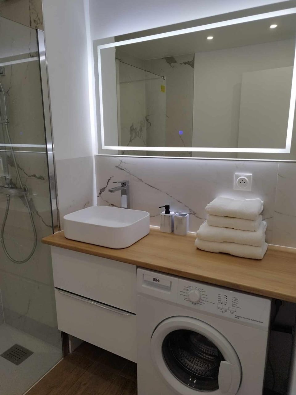 Shower, Bathroom, towels, washing machine