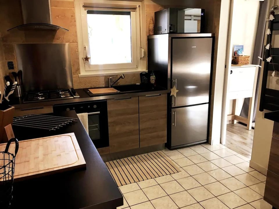 Kitchen or kitchenette, dishwasher, stove