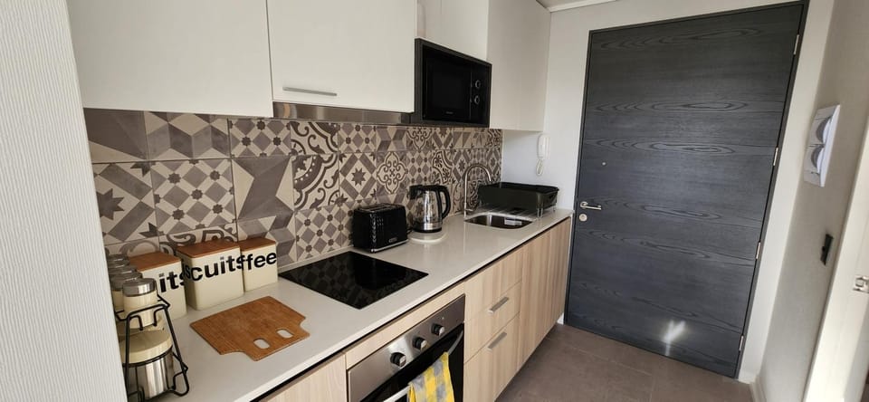 Coffee/tea facilities, Kitchen or kitchenette, stove