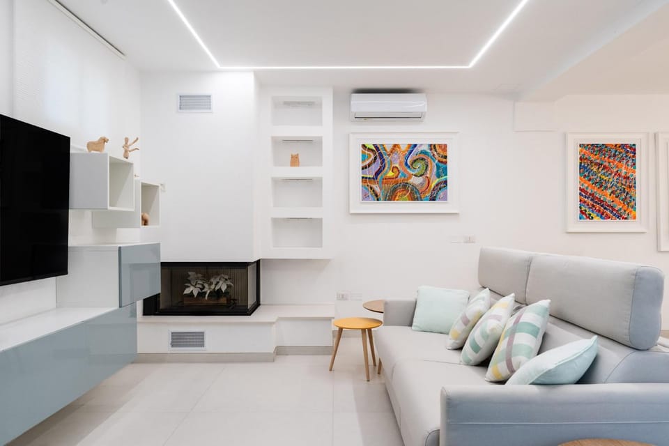 TV and multimedia, Living room, Seating area, Evening entertainment, fireplace, air conditioner