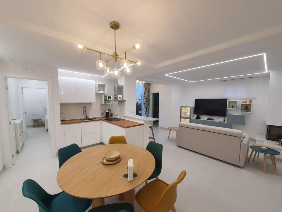TV and multimedia, Kitchen or kitchenette, Living room, Seating area, Dining area, Evening entertainment, fireplace, oven