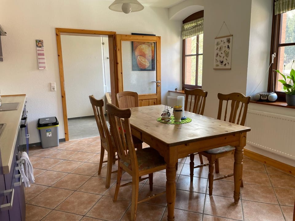 Kitchen or kitchenette, Seating area