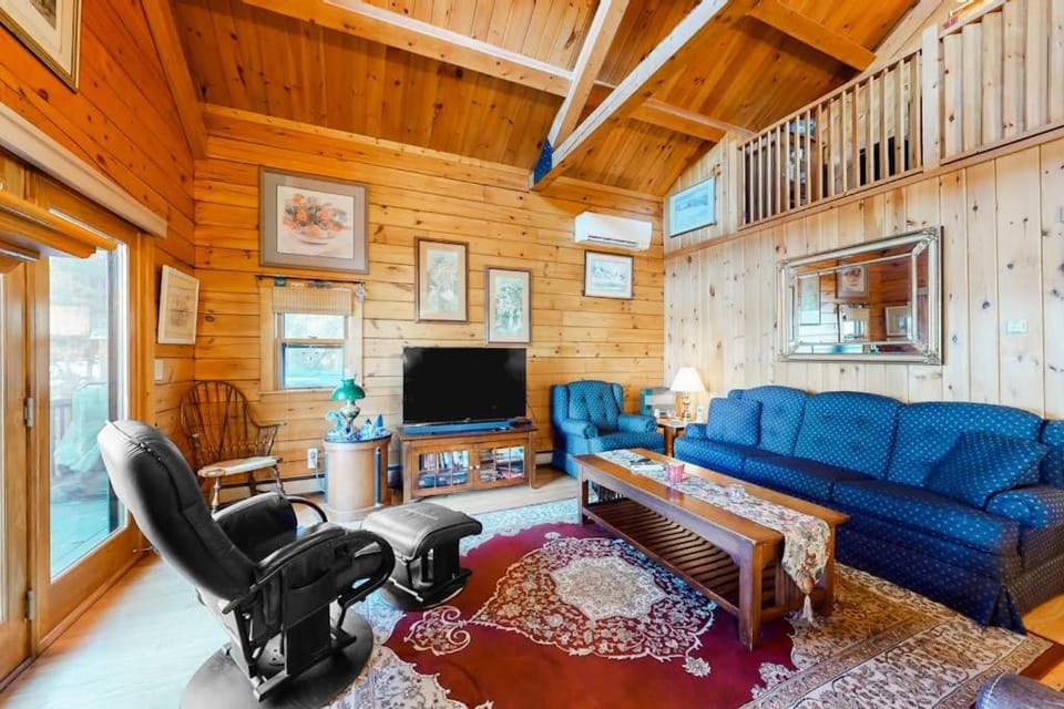 Lake Bomoseen Log Cabin Cabin in Lake Bomoseen
