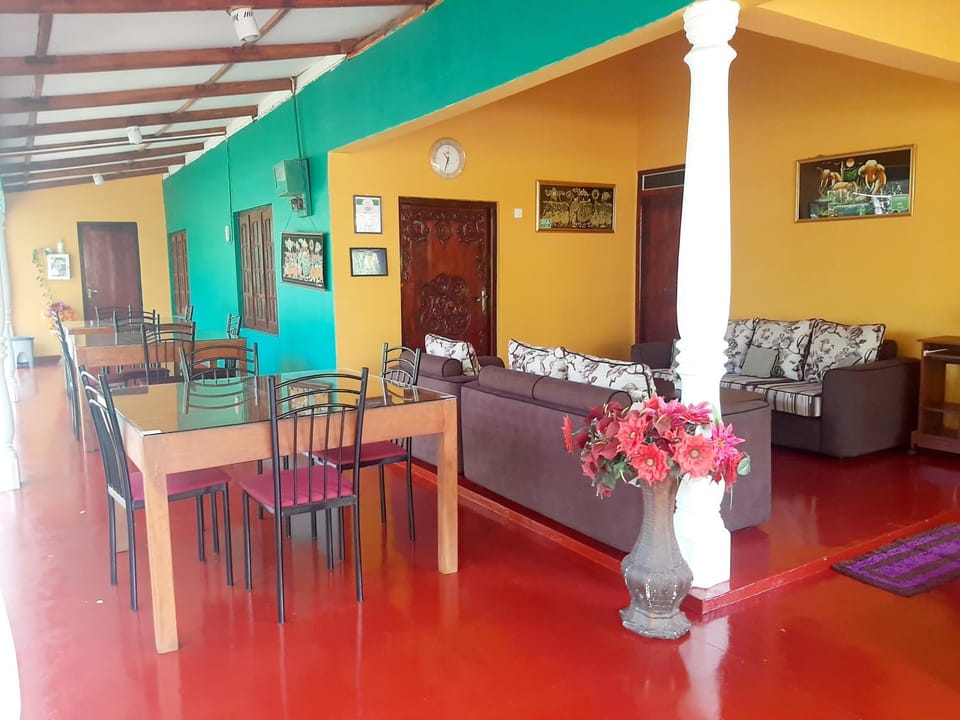 Restaurant/places to eat, Seating area, Dining area