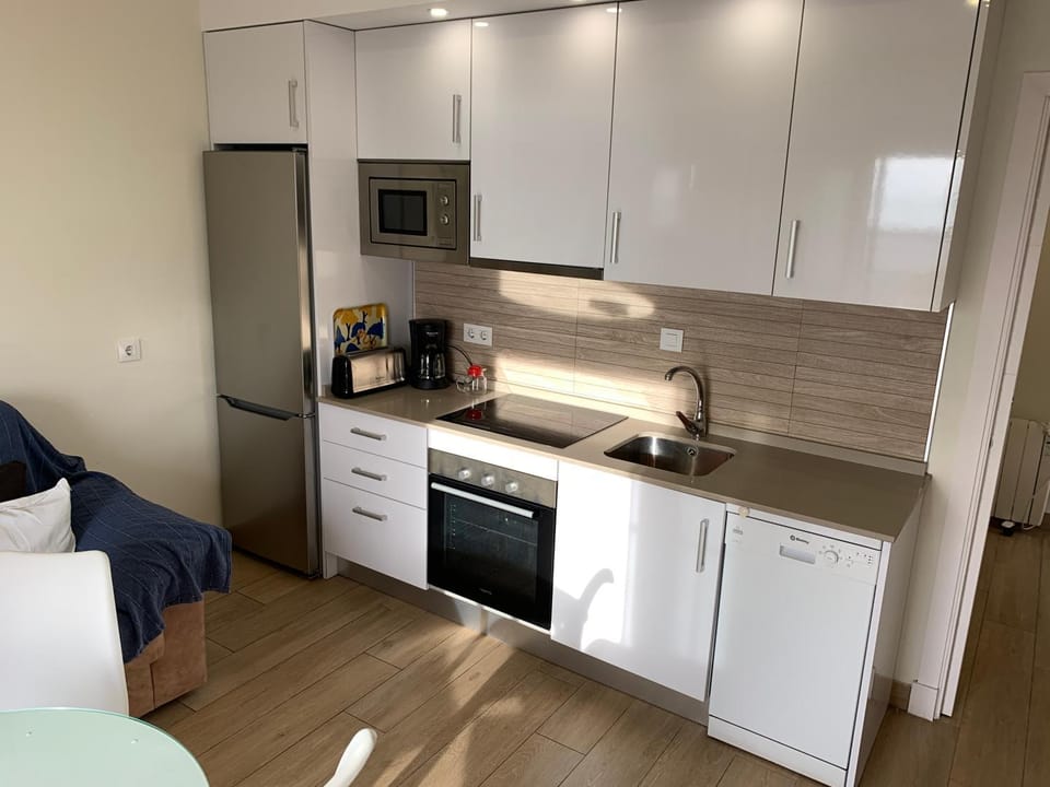 Coffee/tea facilities, dishwasher, minibar, oven, pet friendly, stove, toaster