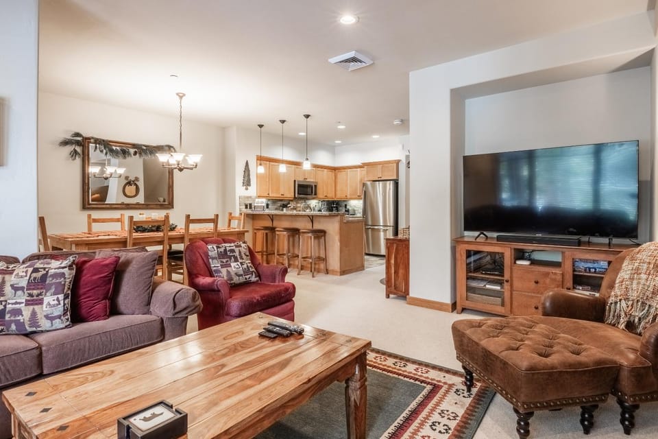 Upscale 4 Bed, 3 Bath at the Woodwinds with Amazing Mountain Views and Golf Course Access and private hot tub and garage sleeps 10 House in Mammoth Lakes
