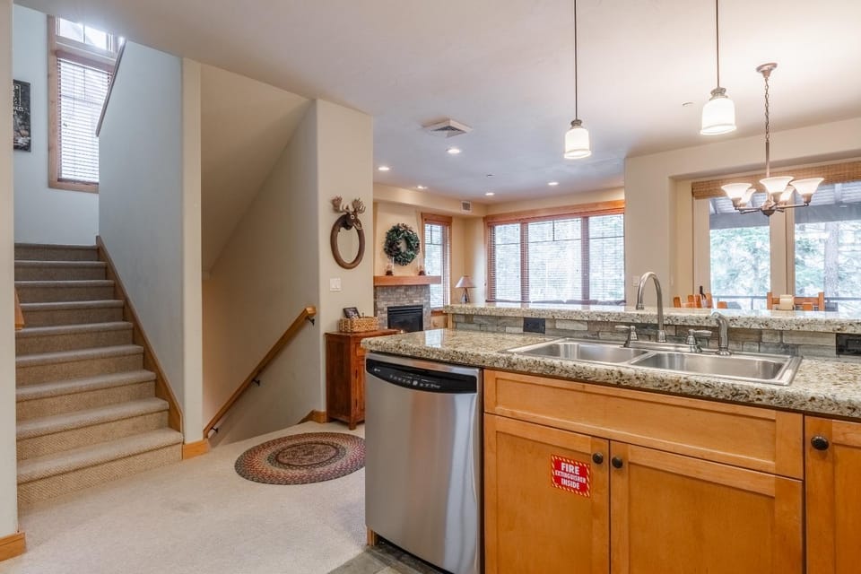 Upscale 4 Bed, 3 Bath at the Woodwinds with Amazing Mountain Views and Golf Course Access and private hot tub and garage sleeps 10 House in Mammoth Lakes