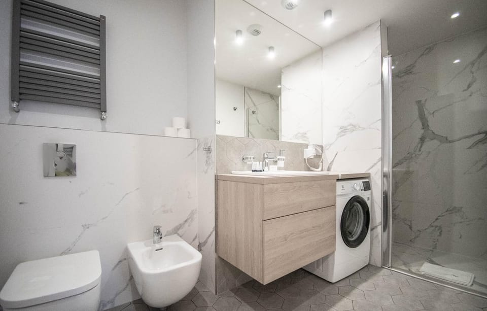 Toilet, Bathroom, towels, washing machine