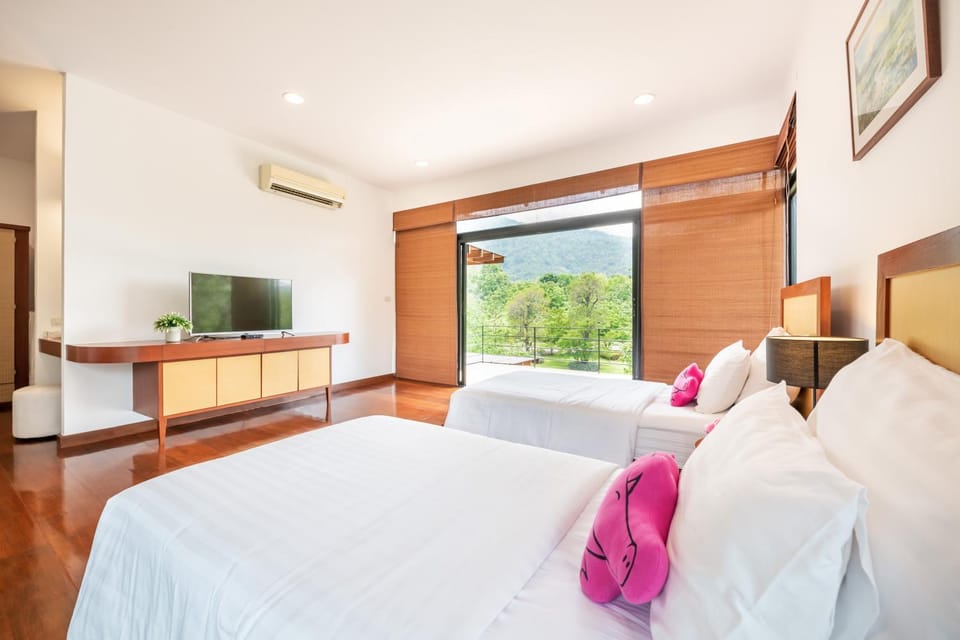 Bed, Bathroom, Balcony/Terrace, Photo of the whole room, Decorative detail, Bedroom, Mountain view