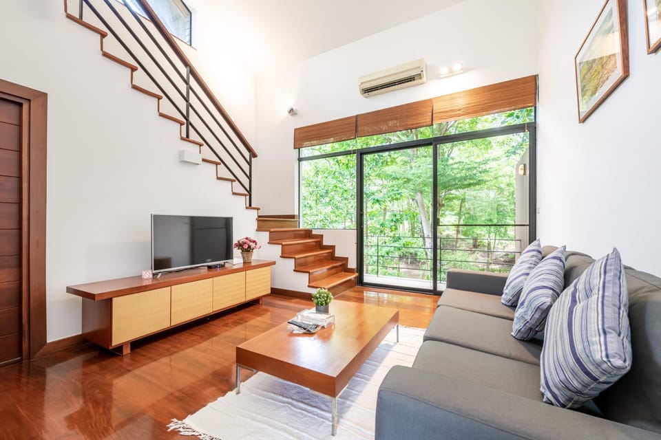 Bathroom, TV and multimedia, Balcony/Terrace, Living room, Photo of the whole room, Decorative detail, Seating area