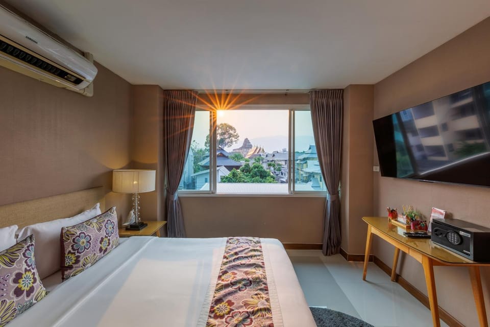 Bed, TV and multimedia, View (from property/room), Photo of the whole room, Bedroom, City view, Landmark view, Mountain view, air conditioner