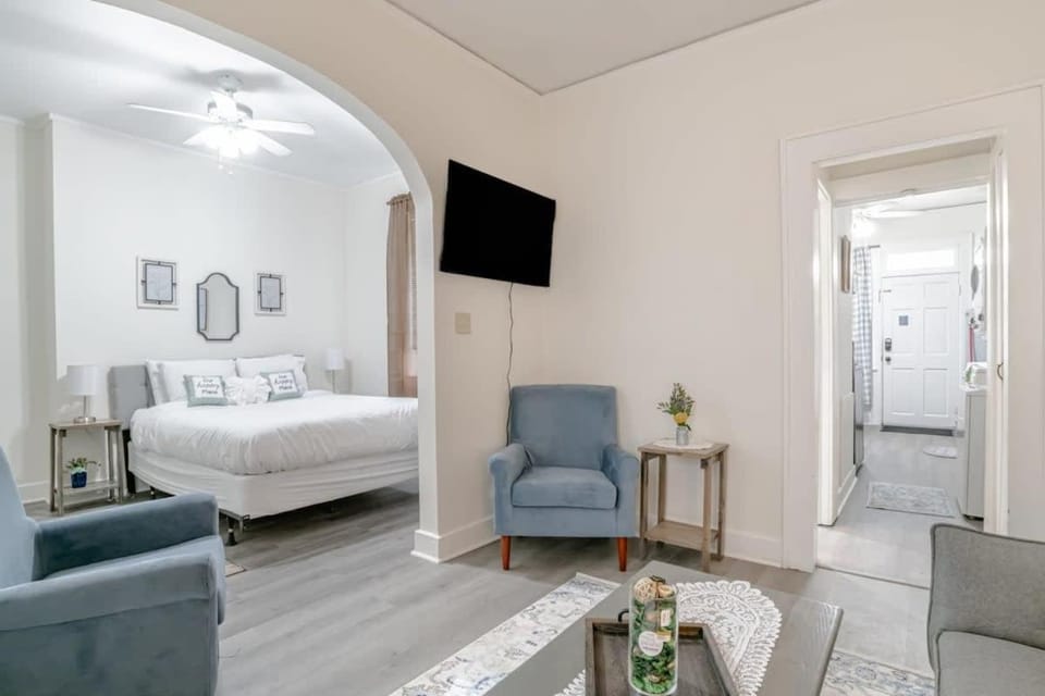 Charming Midtown Apt - Hannon Hideaway Unit B Apartment in Mobile