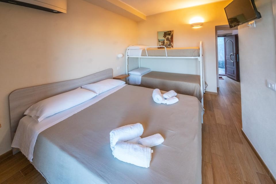 Bedroom, bunk bed