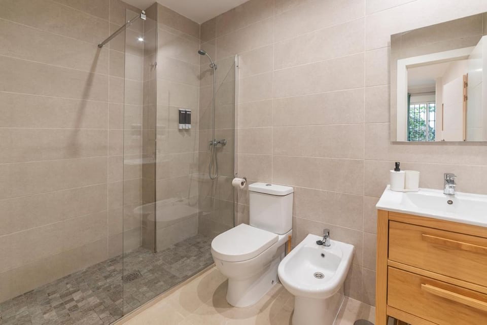 Shower, Toilet, Bathroom, bidet, towels
