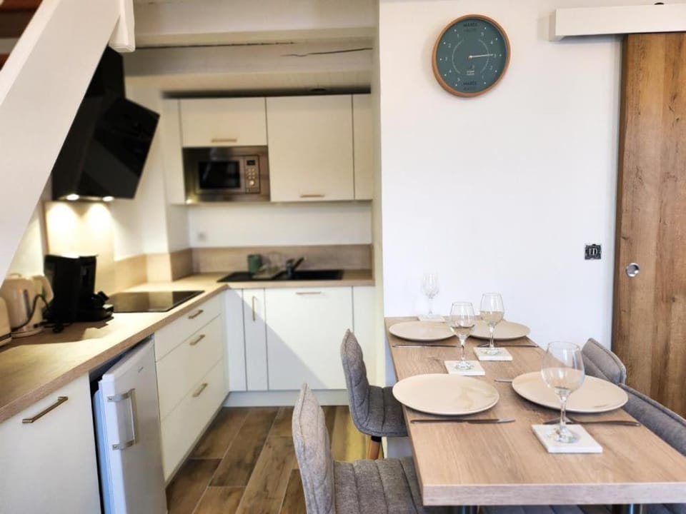 Kitchen or kitchenette, Dining area