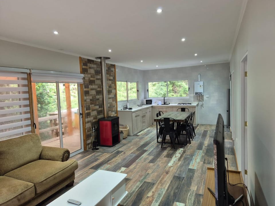 TV and multimedia, Kitchen or kitchenette, Living room, Seating area, Dining area