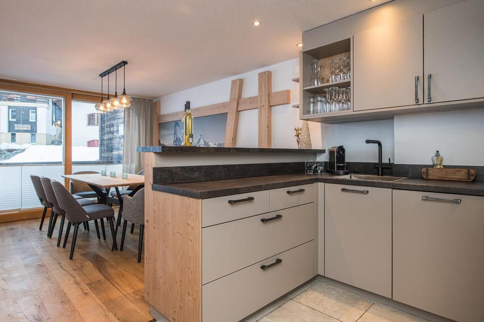 Kitchen or kitchenette, dishwasher, stove