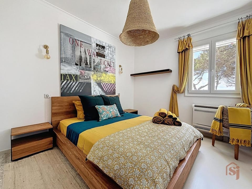Bed, Photo of the whole room