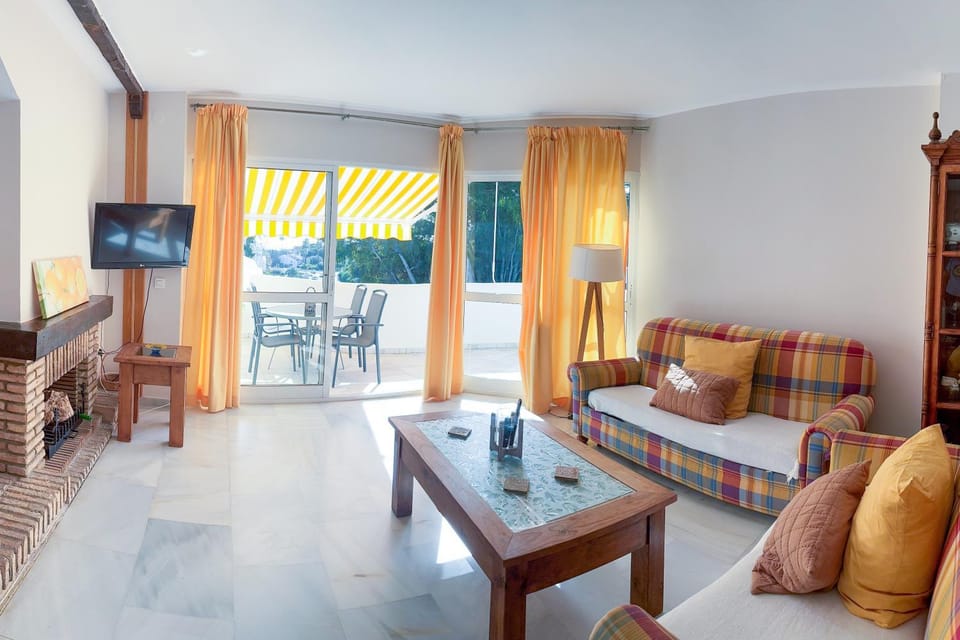 Pinos: Serene 2BD w/pool, views & walk to beach Apartment in Sitio de Calahonda