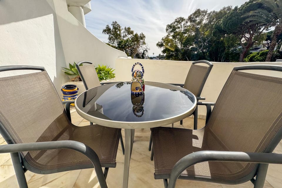 Pinos: Serene 2BD w/pool, views & walk to beach Apartment in Sitio de Calahonda