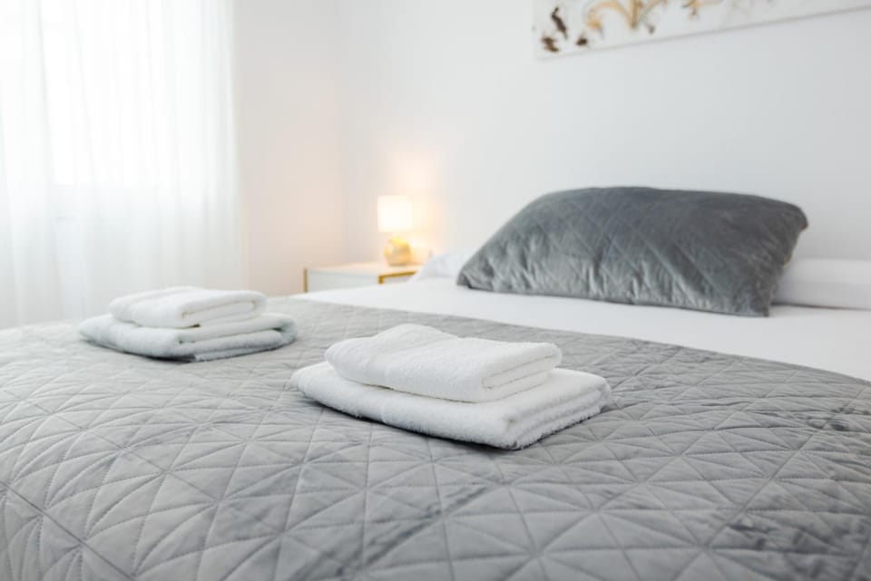 Bed, Bedroom, towels