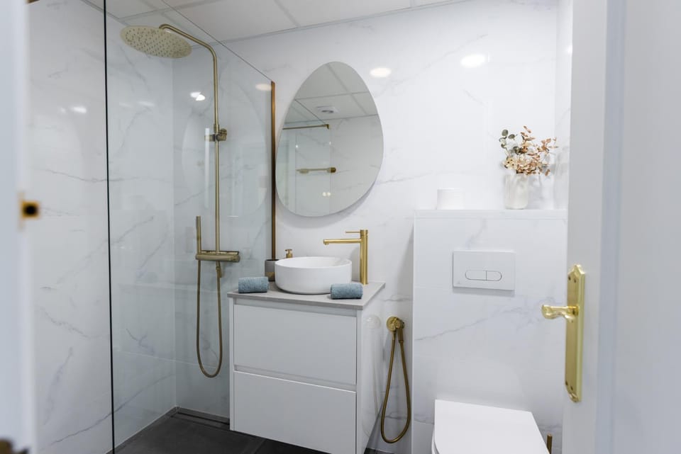 Shower, Toilet, Bathroom, towels