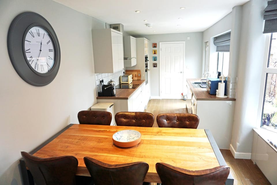 Kitchen or kitchenette, Dining area, minibar, stove