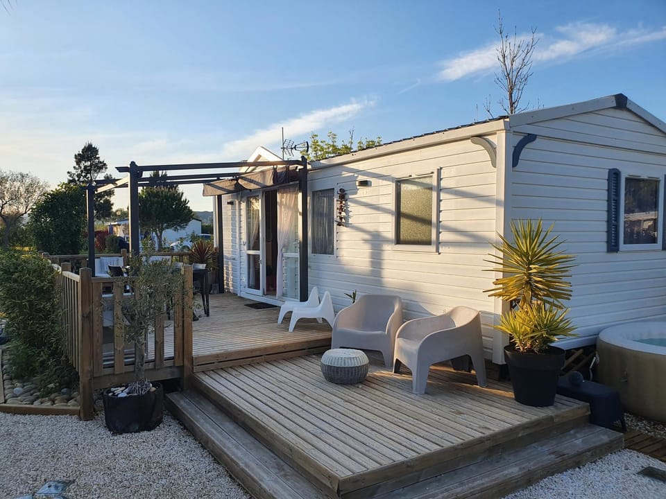Mobil home, jacuzzi, vélos, barbecue et mer et plage à 300m Campground/ 
RV Resort in Hyères